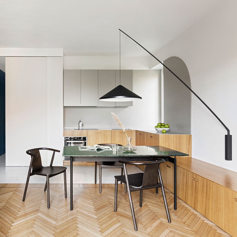 Le luminaire North de Vibia illumine un appartement rénové à Milan